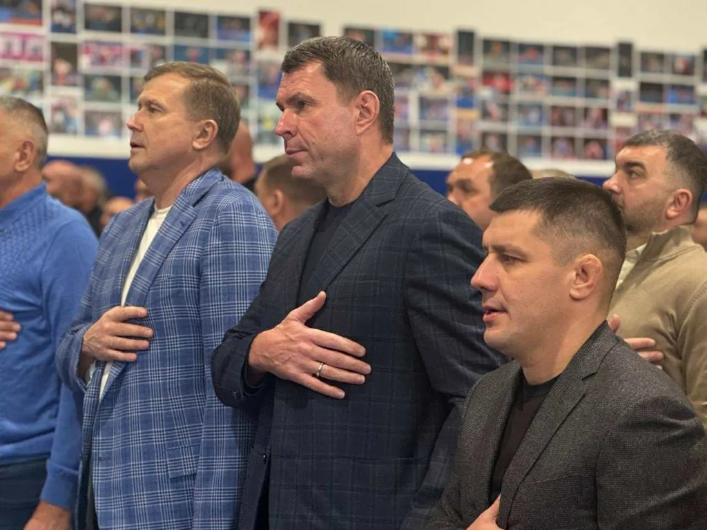 Чоловіки стоять з рукою на серці під час церемонії