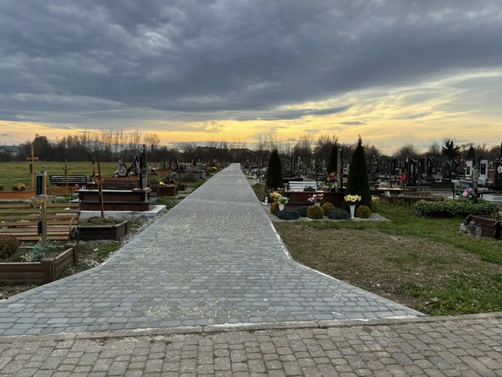 Цвинтар із вимощеною доріжкою на заході сонця