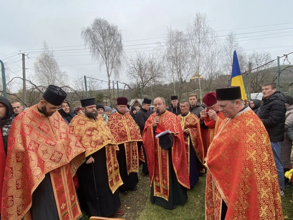 Священники у червоних ризах під час церемонії