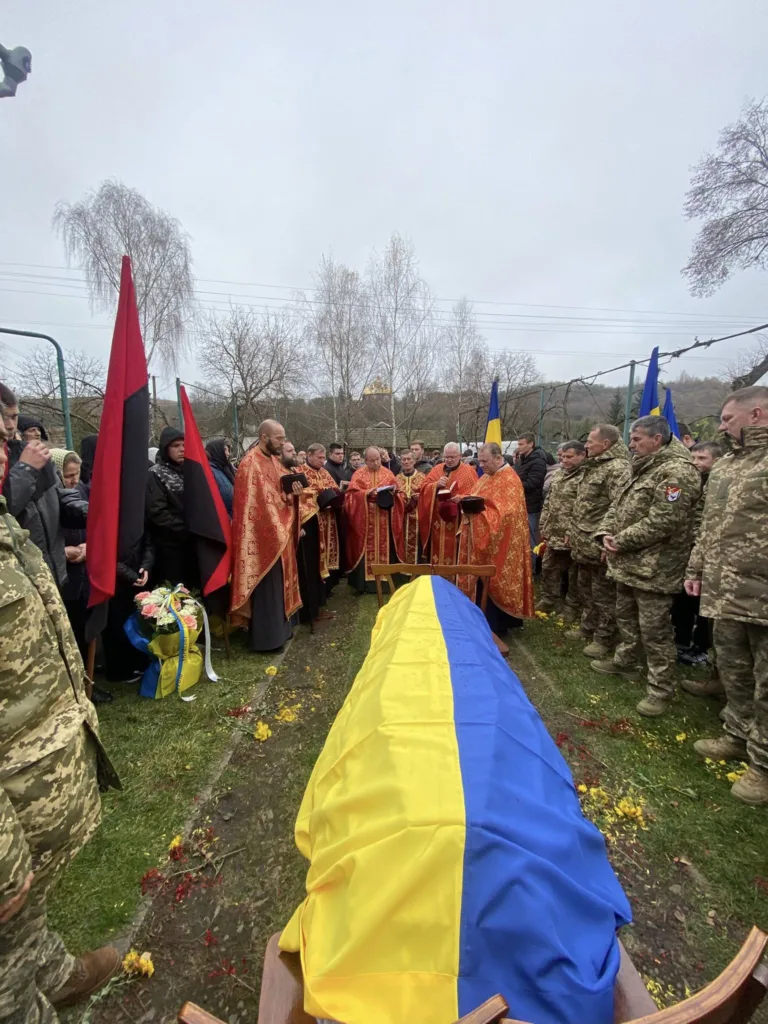 Поховання військового з українським прапором