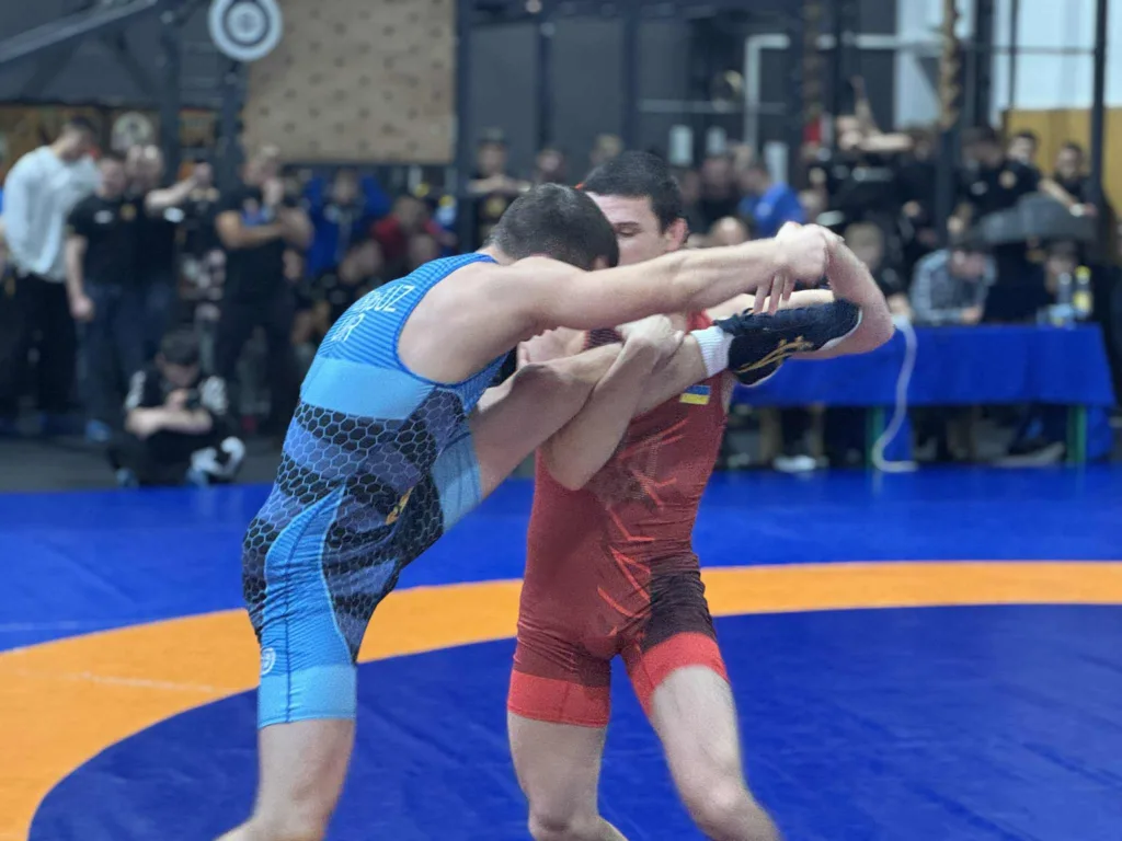 Боротьба двох спортсменів на турнірі