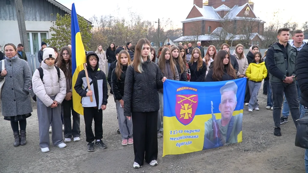 Люди з прапором України на вулиці