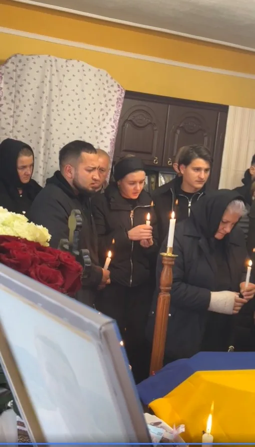 Прощання з померлим, люди тримають свічки