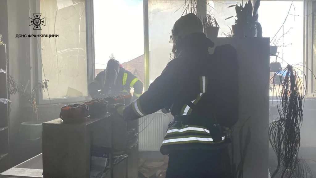 Пожежники працюють у задимленій кімнаті