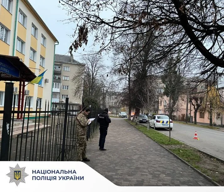 Поліцейські працюють біля будівлі на міській вулиці