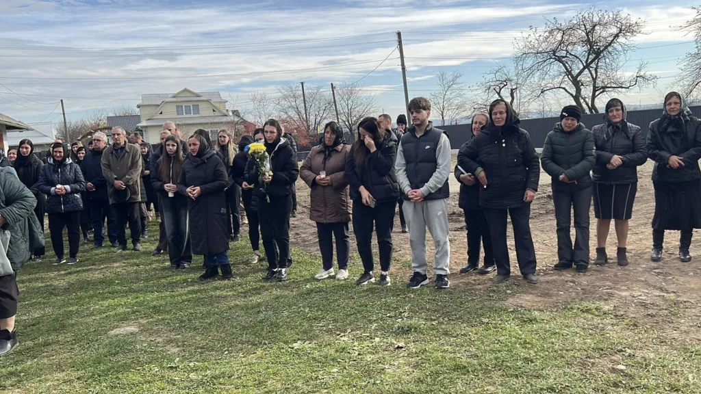 Люди зібралися на вулиці під час траурної події