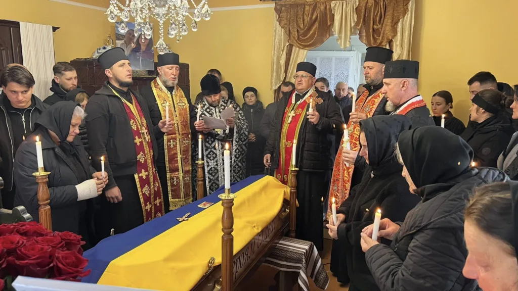 Похоронна церемонія з молитвою та свічками