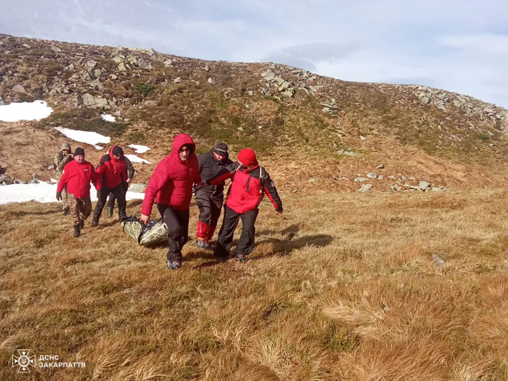 Рятувальники несуть людину в горах