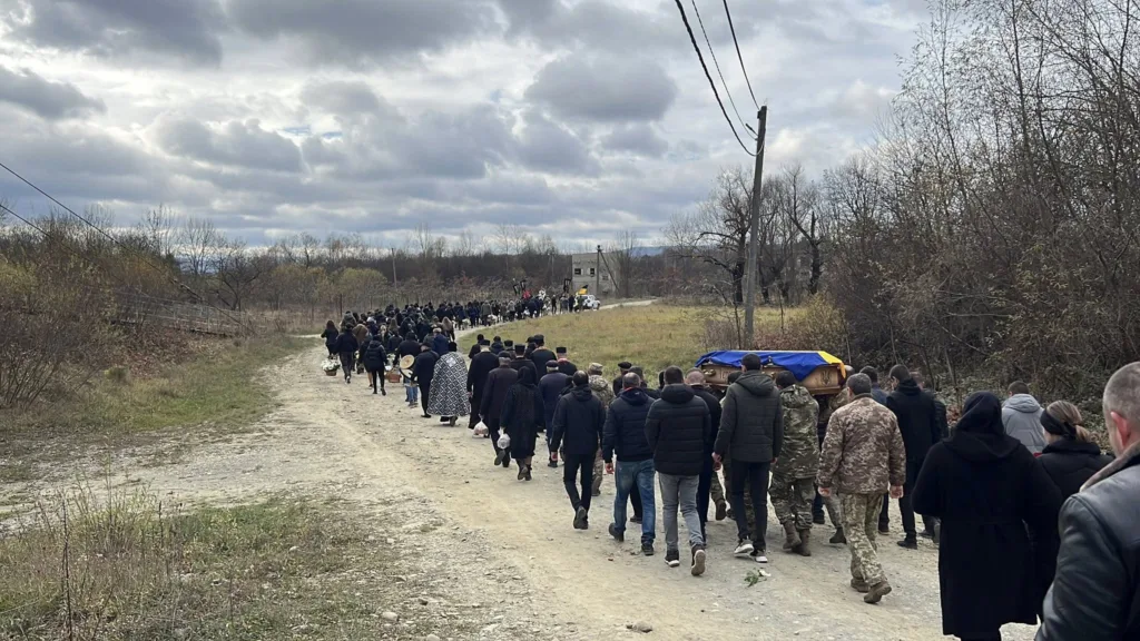 Похоронна процесія з українським прапором на труні