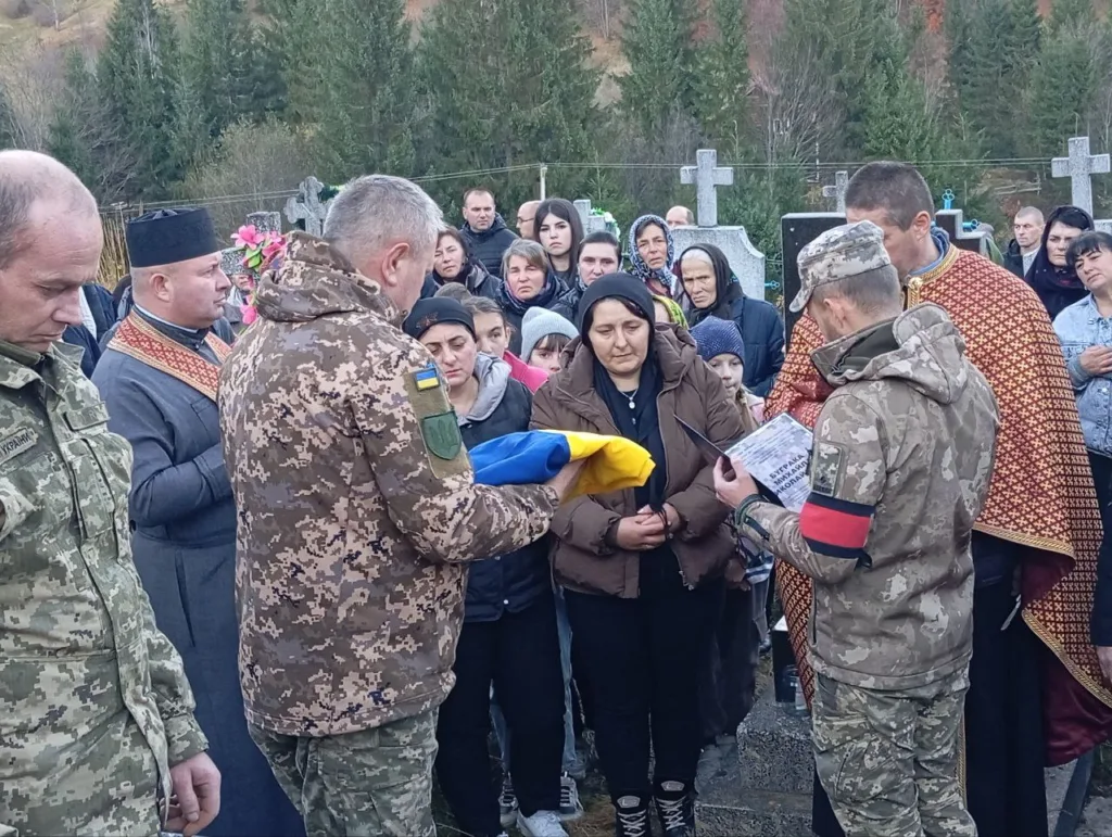 Військові проводять церемонію поховання героя України