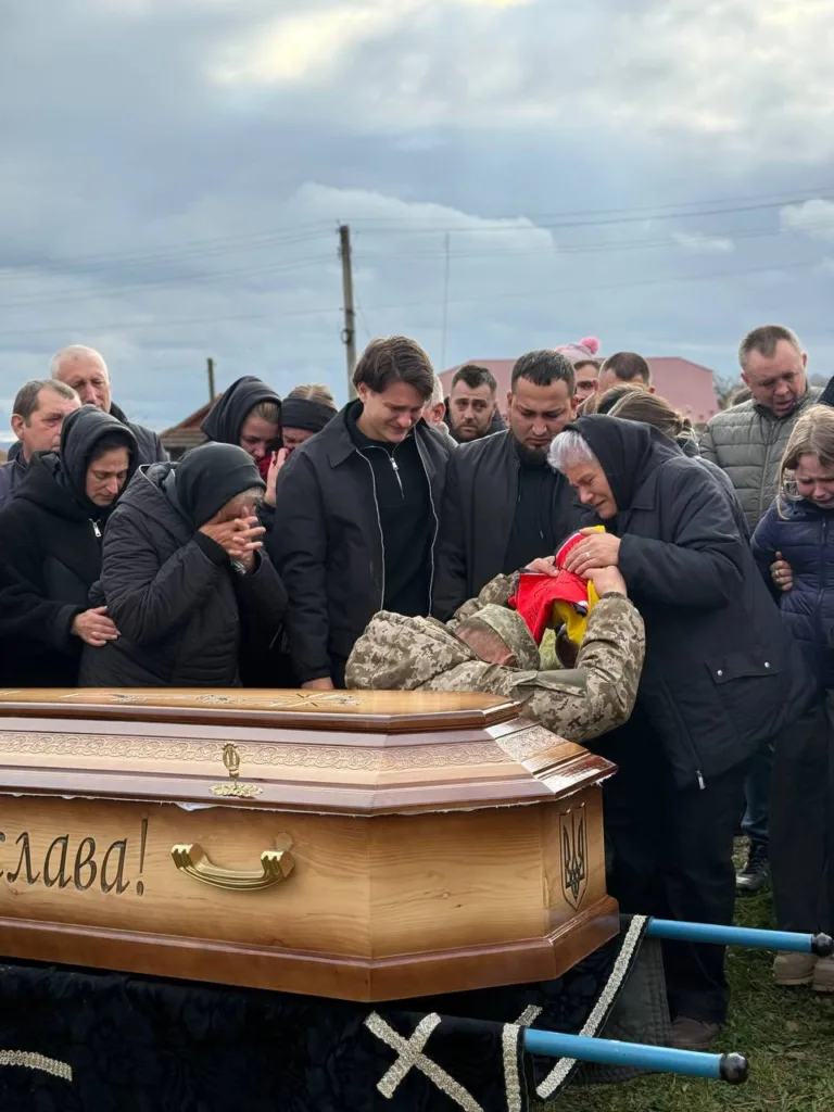 Прощання з українським військовим біля труни