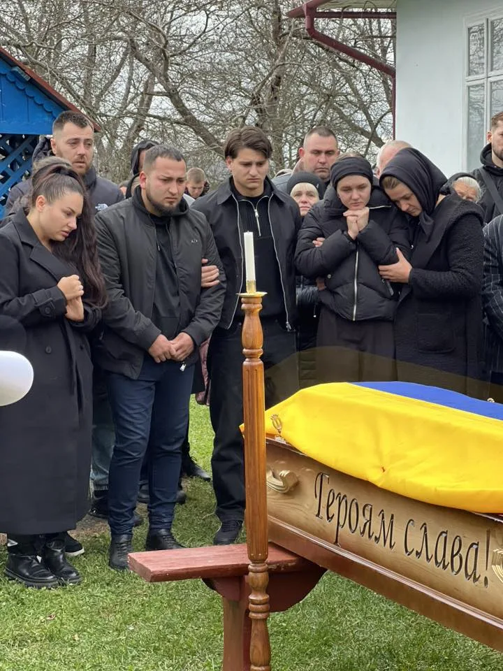 Люди прощаються з героєм під жовто-синім прапором