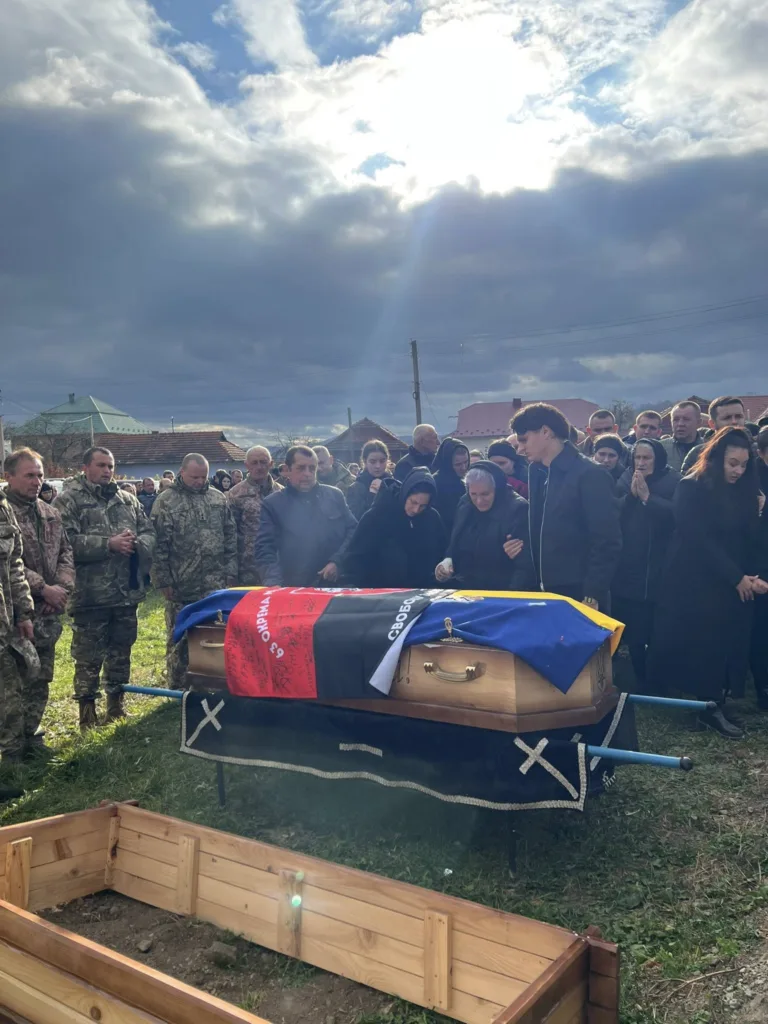 Похорон військового героя під українським прапором