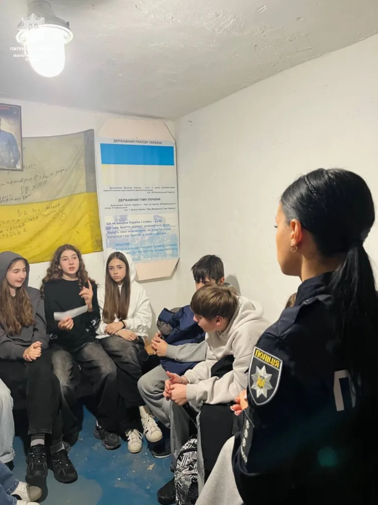 Поліцейська проводить зустріч з підлітками у кімнаті