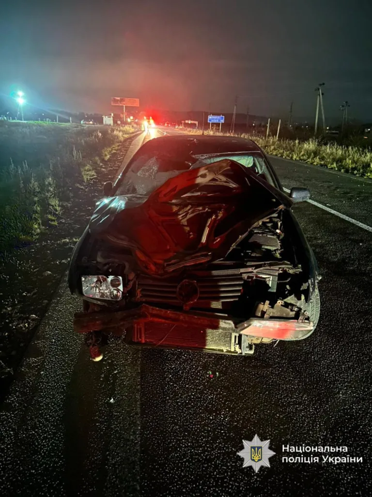 Пошкоджений автомобіль після аварії вночі на трасі