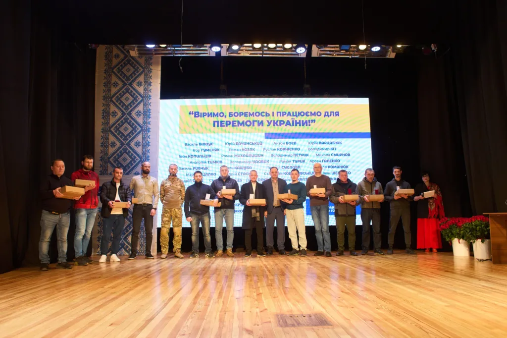 Нагородження учасників на сцені за підтримку України