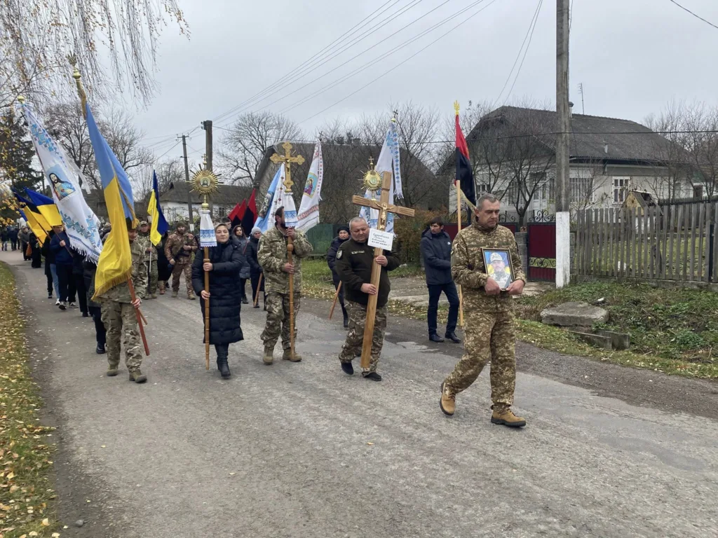 Прощальна хода військових із українськими прапорами