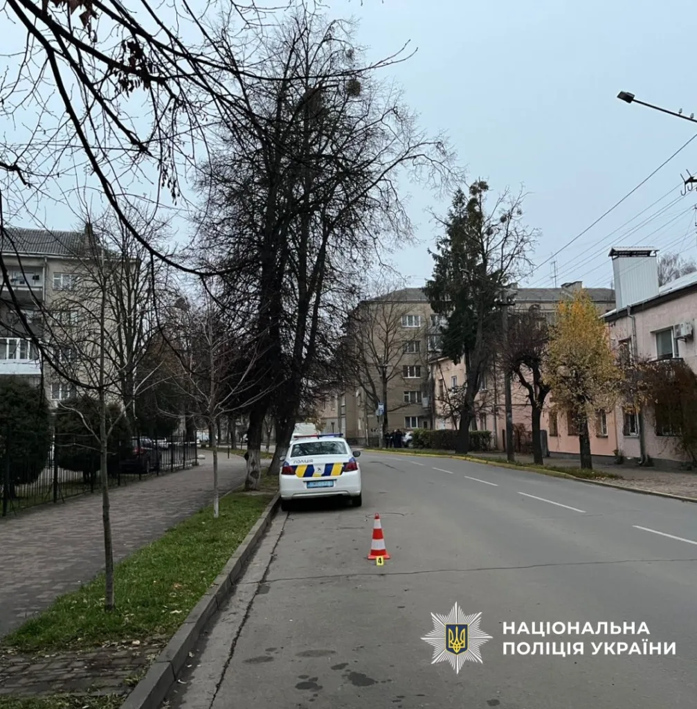 Поліцейська машина на вулиці біля житлових будинків