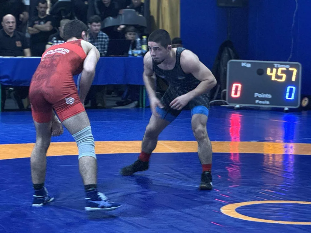 Двоє борців на змаганнях з боротьби