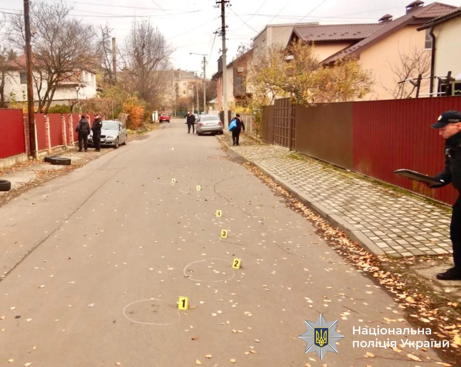 Поліцейські досліджують місце злочину на міській вулиці