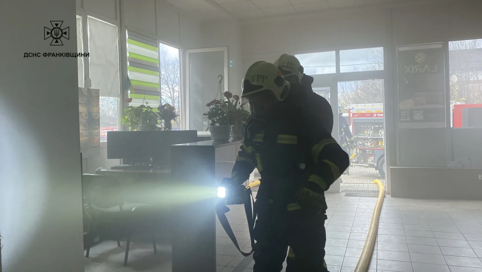 Пожежники працюють у задимленому приміщенні