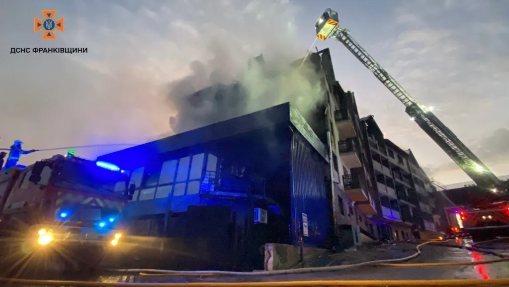 Пожежники гасять пожежу в багатоповерхівці