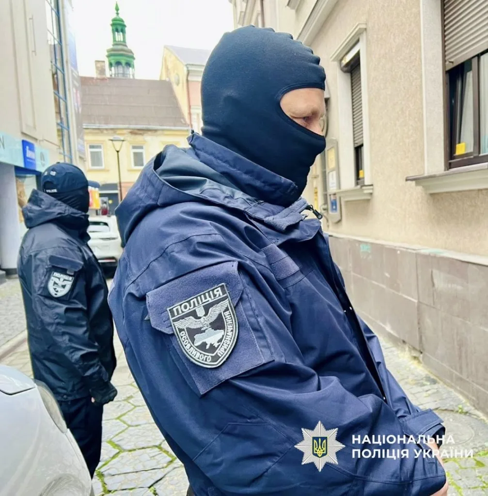 Офіцери Національної поліції України на вулиці міста