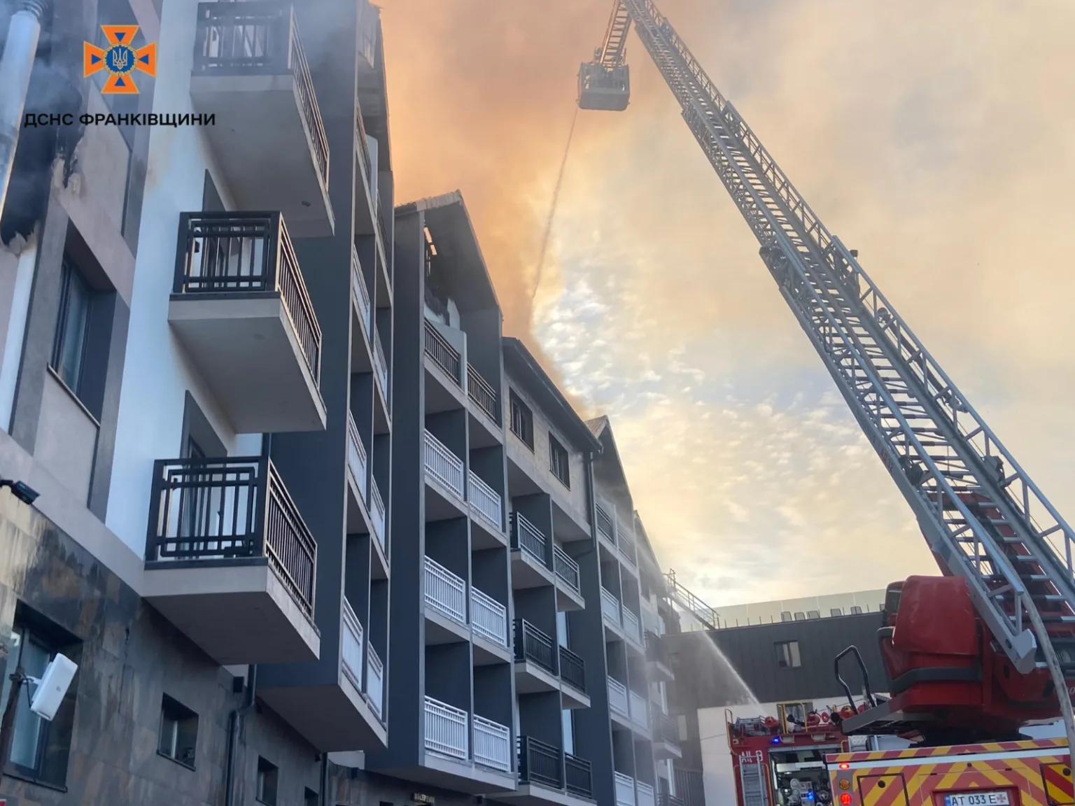 Пожежники гасять вогонь у житловому будинку