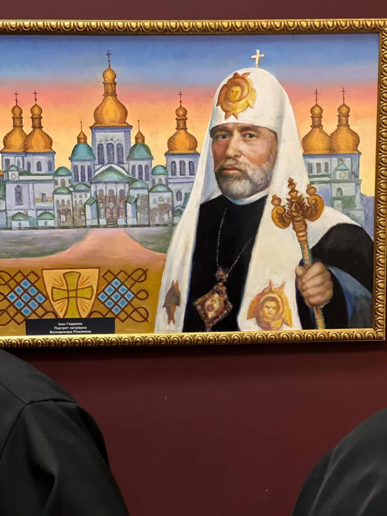 Портрет патріарха перед храмом із золотими куполами