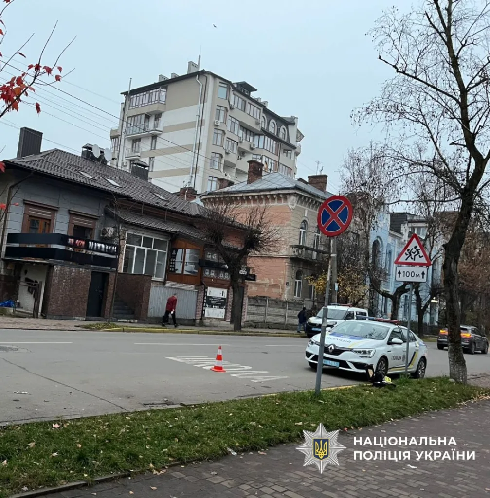 Поліцейське авто на вулиці біля житлових будинків