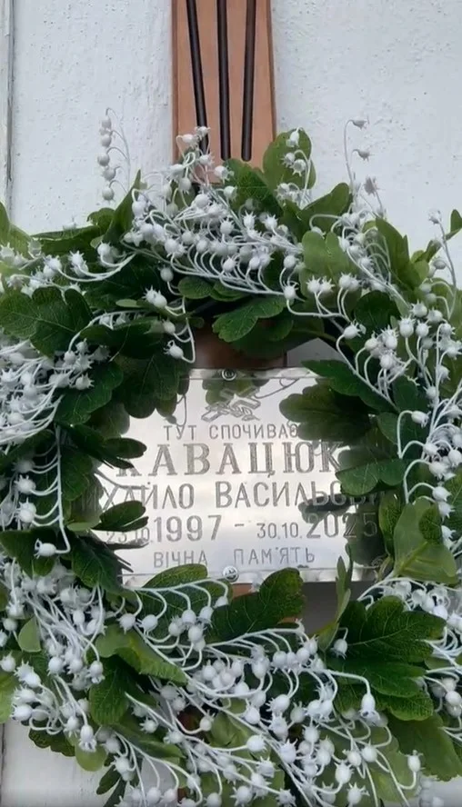 Меморіальна дошка з вінком пам’яті