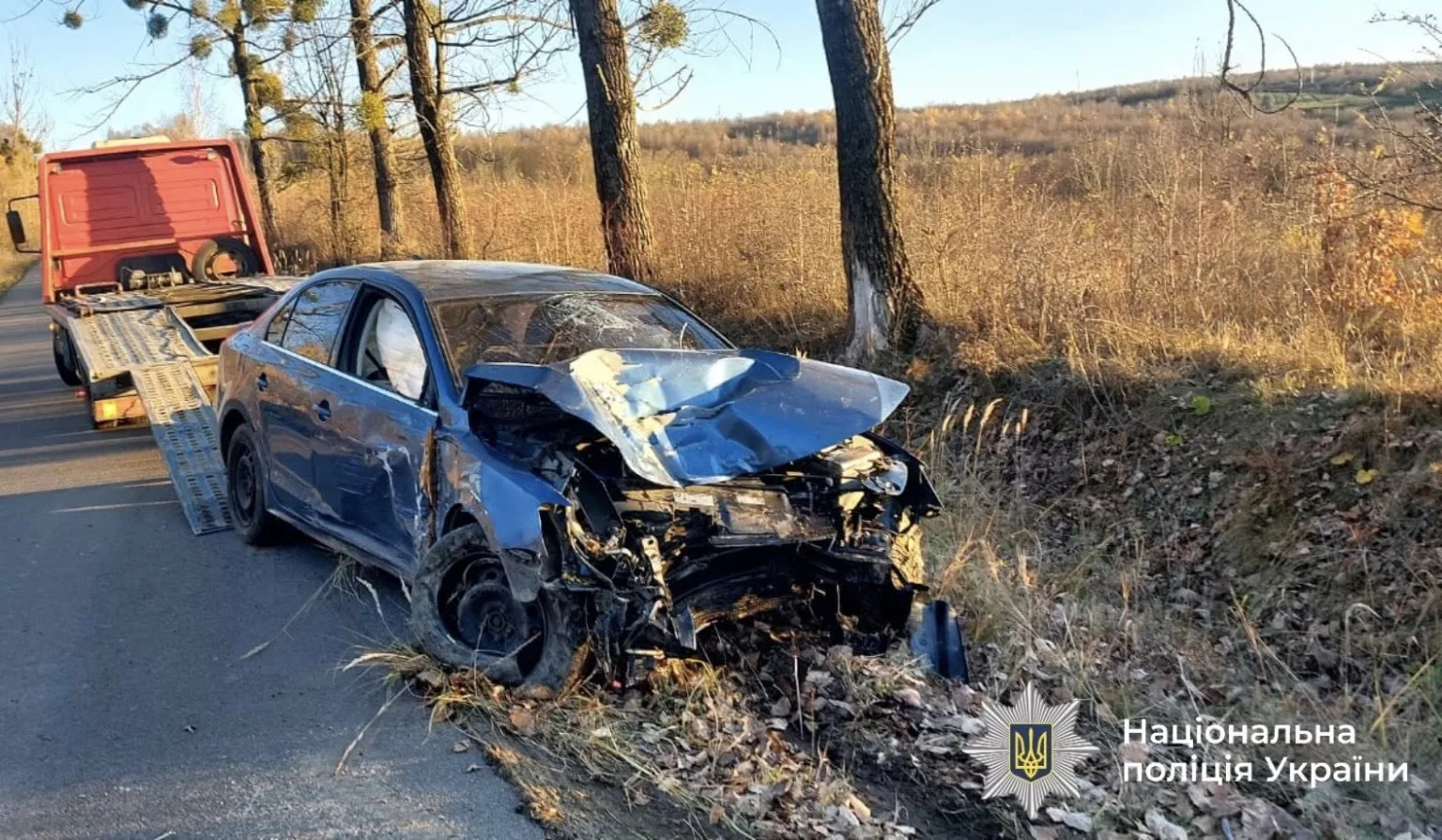 Дорожня аварія з пошкодженим синім автомобілем