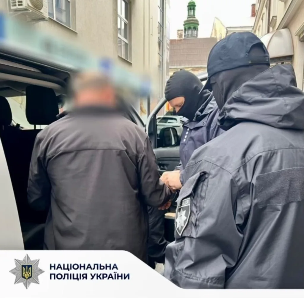 Поліція України арештовує підозрюваного біля автомобіля