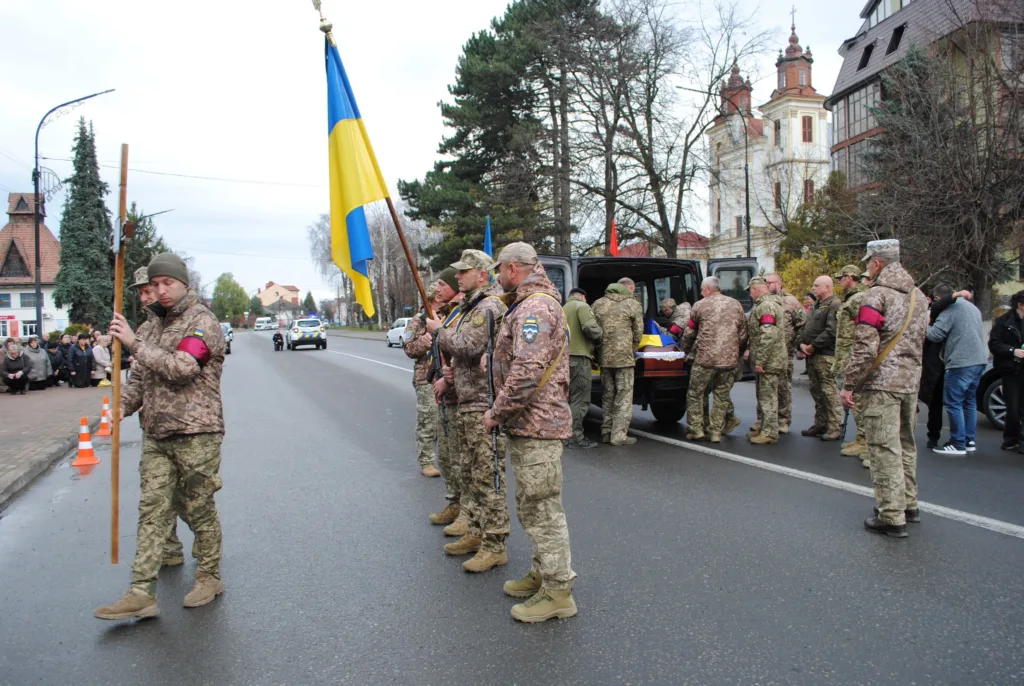 Військові з українським прапором на церемонії прощання