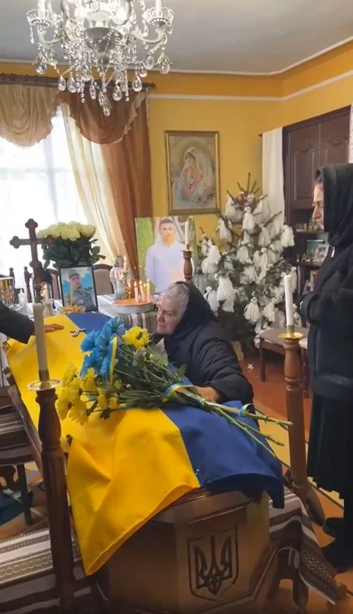 Прощання з полеглим українським військовим у будинку