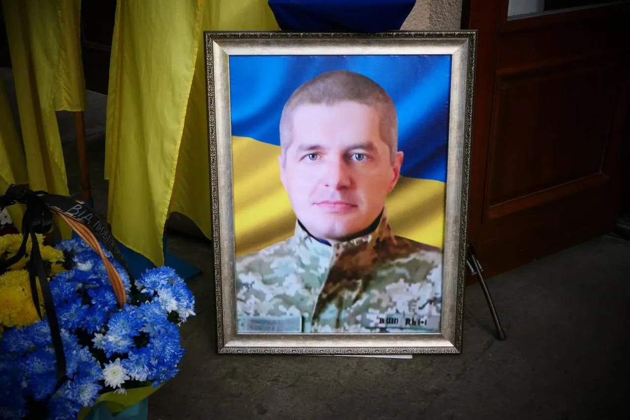 Портрет українського військового перед прапором України