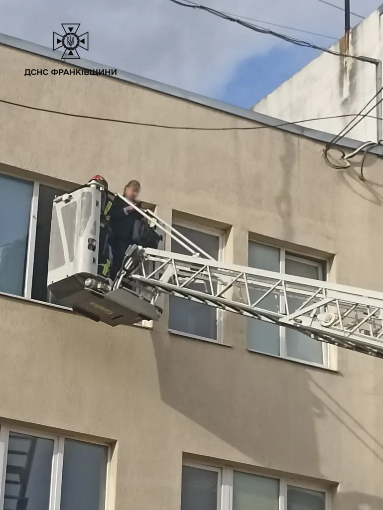 Рятувальники евакуюють людину з будівлі