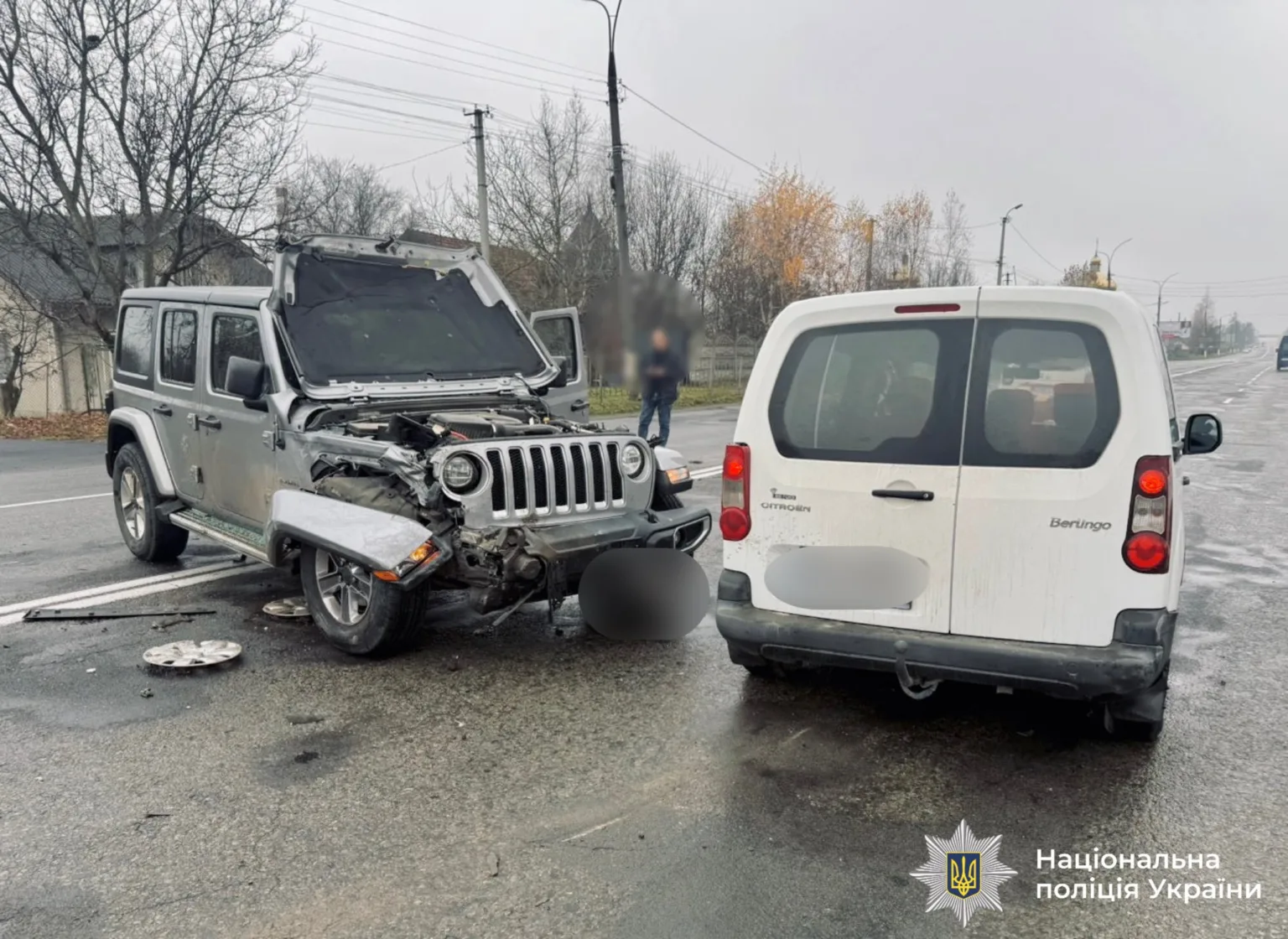 Дорожня аварія двох автомобілів у дощову погоду