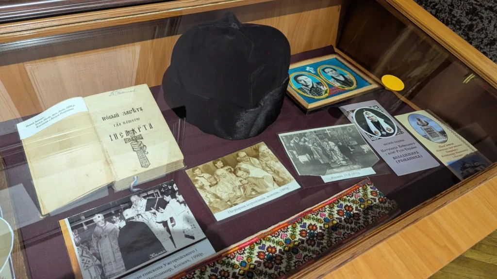 Музейна вітрина з релігійними артефактами та фотографіями