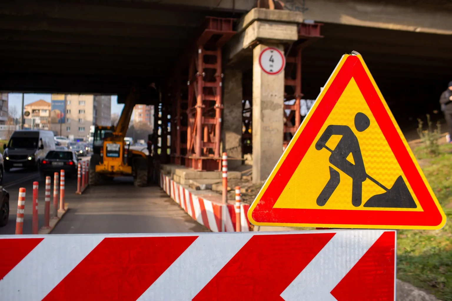 Дорожні роботи під мостом у місті