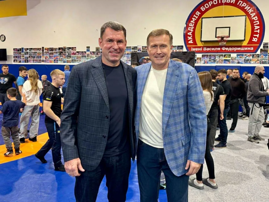 Двоє чоловіків на спортивному заході з боротьби