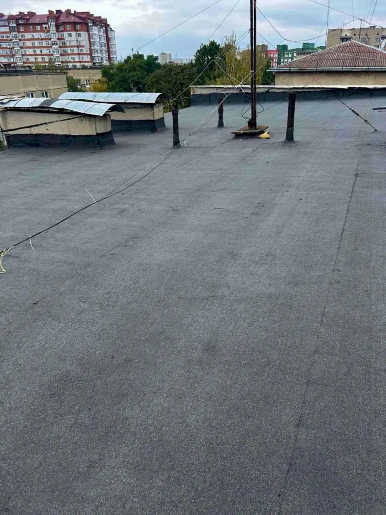 Плоский дах будівлі з рубероїдним покриттям