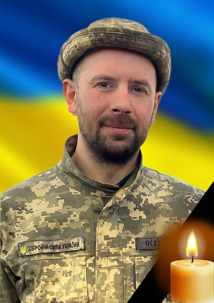 Український військовий на тлі прапора України