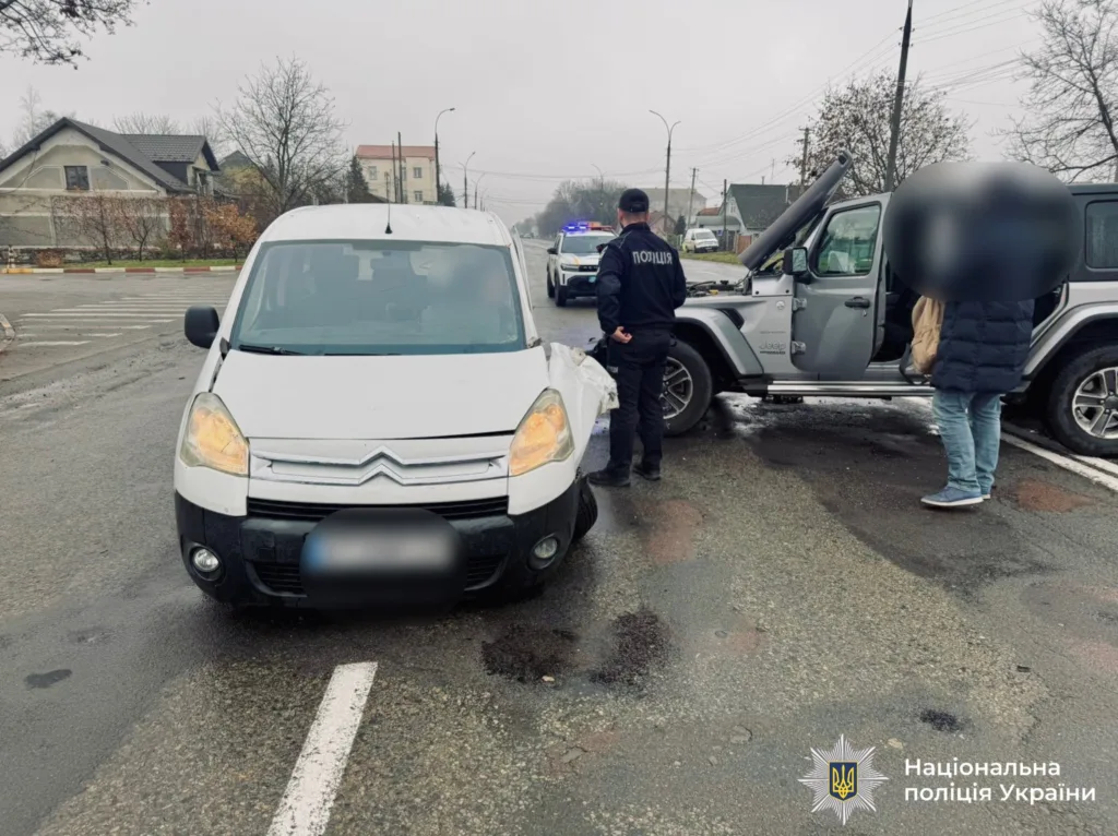 Дорожня аварія за участю двох автомобілів і поліції