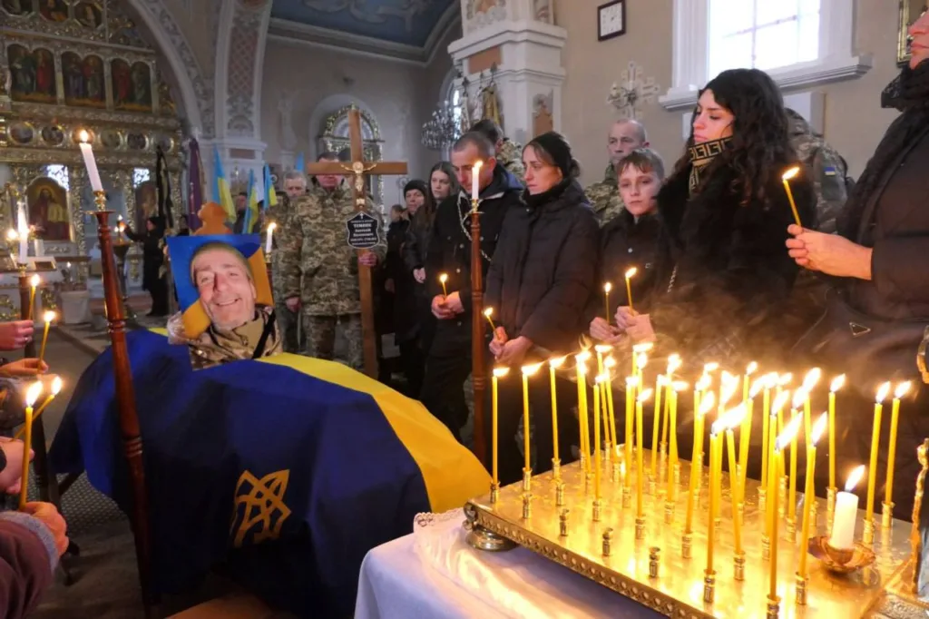 Похоронна церемонія воїна з українським прапором