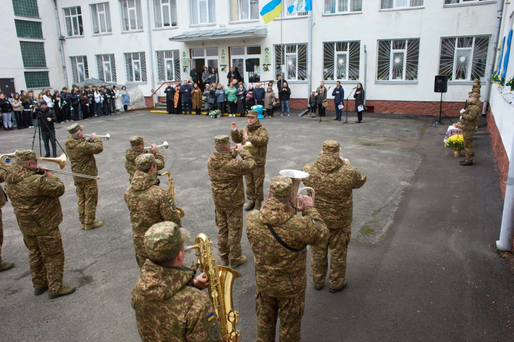 Військовий оркестр виступає перед школою в Україні