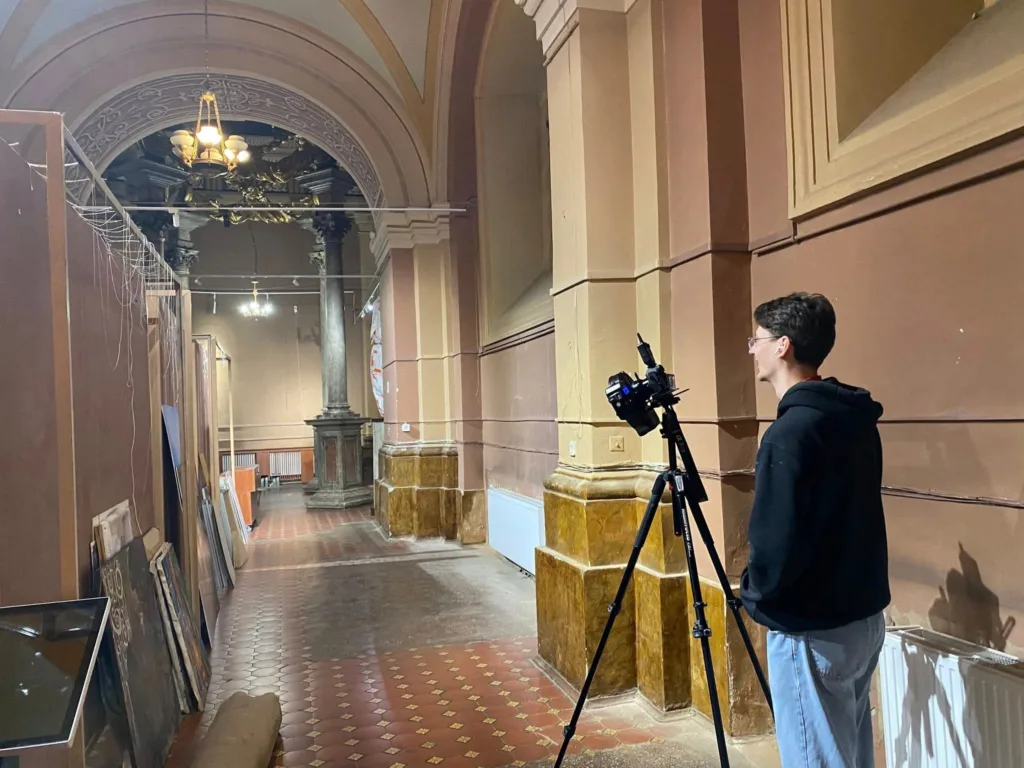 Фотограф знімає інтер’єр історичної будівлі