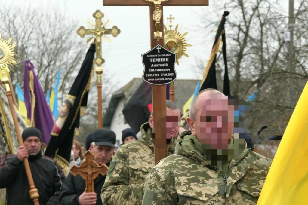 Військовий похорон із хрестами та прапорами України