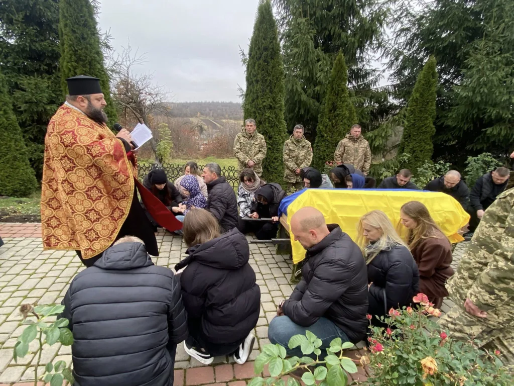 Прощання з військовим біля труни під прапором України