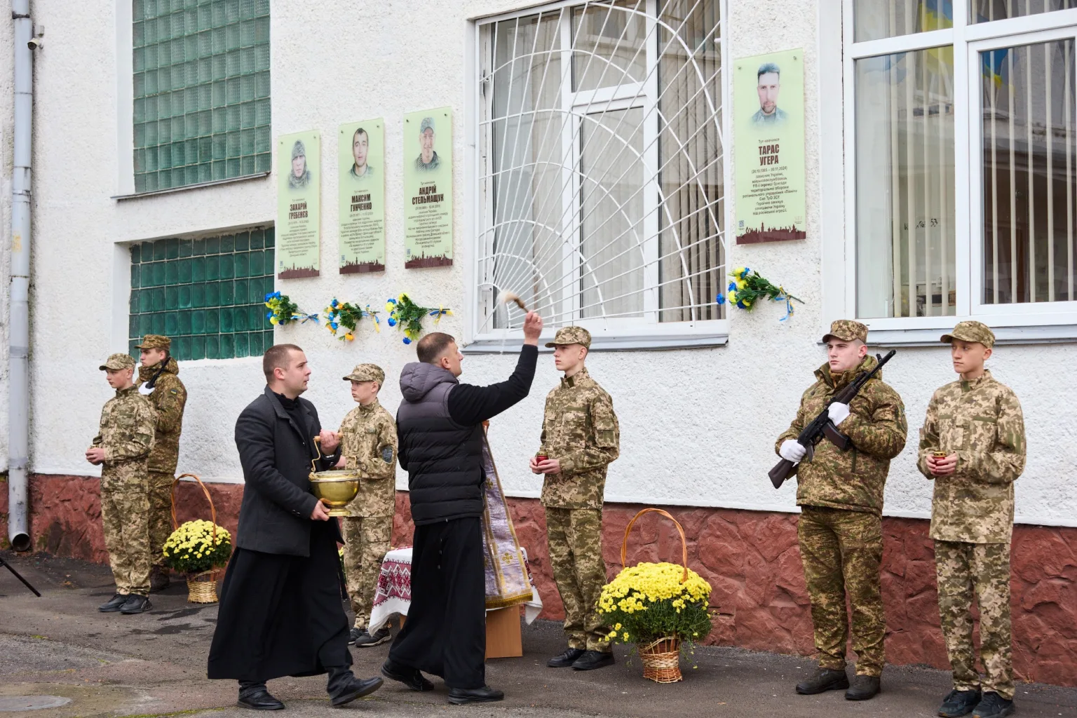 Вшанування пам’яті військових біля меморіальної стіни